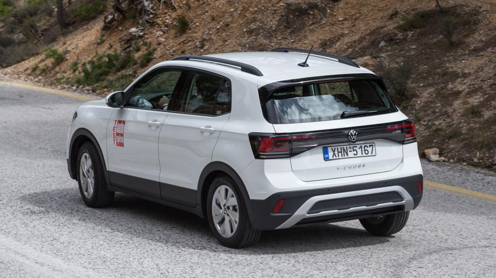 Το T-Cross είναι πολύ ευχάριστο και ευκολοδήγητο αυτοκίνητο μέσα στην πόλη, ενώ εκτός αυτής ξεχωρίζει για την άνεση που προσφέρει μέσω της ανάρτησής του. 