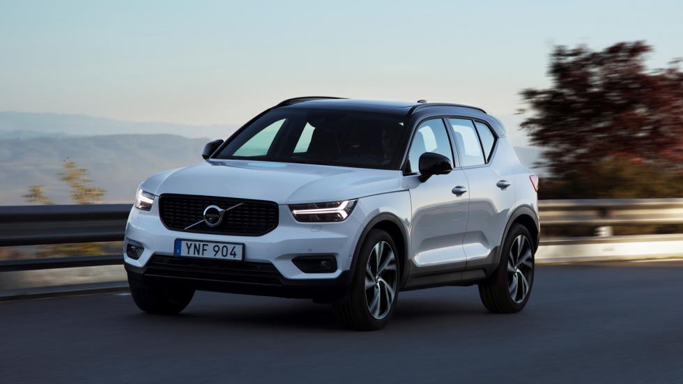 Tο Volvo XC40 έχει με διαφορά τη χαμηλότερη τιμή προ φόρων, ήτοι 30.850 ευρώ, δηλαδή την πιο μικρή αξία από τα υπόλοιπα μοντέλα.