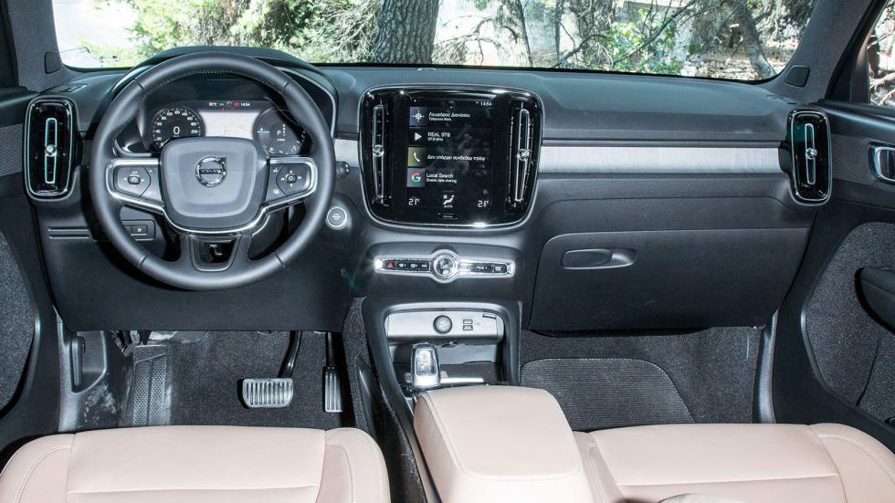 Το Volvo XC 40 ικανοποιεί με την ποιότητά του, έχοντας κάποιες αστοχίες, όπως για παράδειγμα στην εσωτερική επένδυση των θυρών που θυμίζει στην αφή τσόχα.