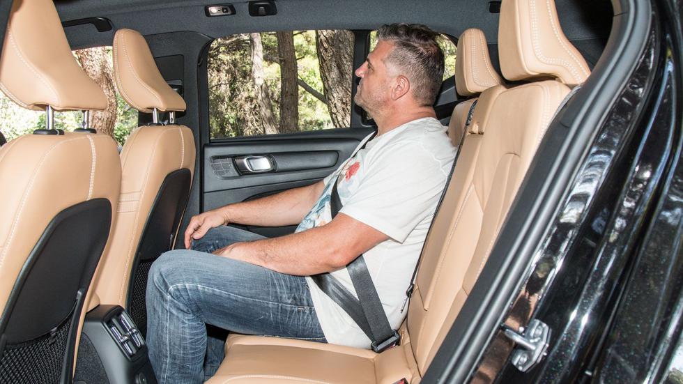 Το XC40 υπερτερεί σε φάρδος πίσω καθίσματος και σε αέρα για το κεφάλι των πίσω επιβατών. 