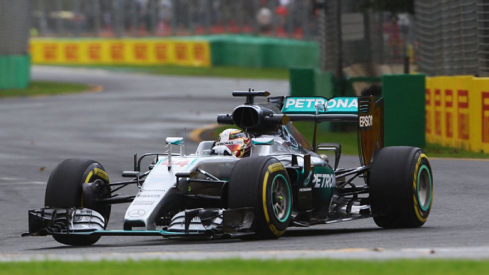 Με το δεξί ξεκινάει την αγωνιστική σεζόν ο Lewis Hamilton, καθώς ήταν ταχύτερος στα δύο πρώτα ελεύθερα δοκιμαστικά του GP Αυστραλίας.