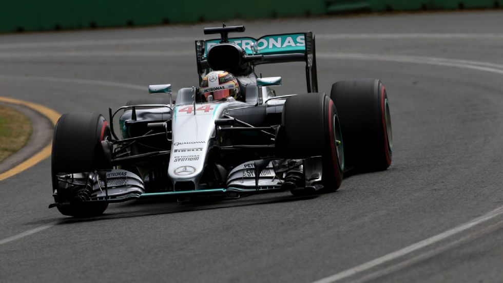 Το δίδυμο της Mercedes, οι Hamilton (φωτό) και Rosberg, για μία ακόμα φορά θα ξεκινήσει από την πρώτη γραμμή ενός αγώνα. Ντεμπούτο για φέτος αύριο το πρωί με το GP Αυστραλίας.