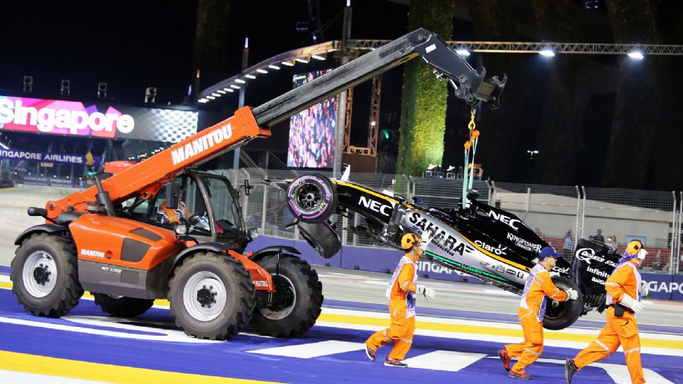 Ο γερανός παίρνει το μονοθέσιο του Nico Hulkenberg, το οποίο συγκρούστηκε στον 1ο γύρο με αυτό του Valtteri Bottas. Ο Jenson Button ενεπλάκη στο ίδιο ατύχημα και στην πορεία εγκατέλειψε και αυτός.