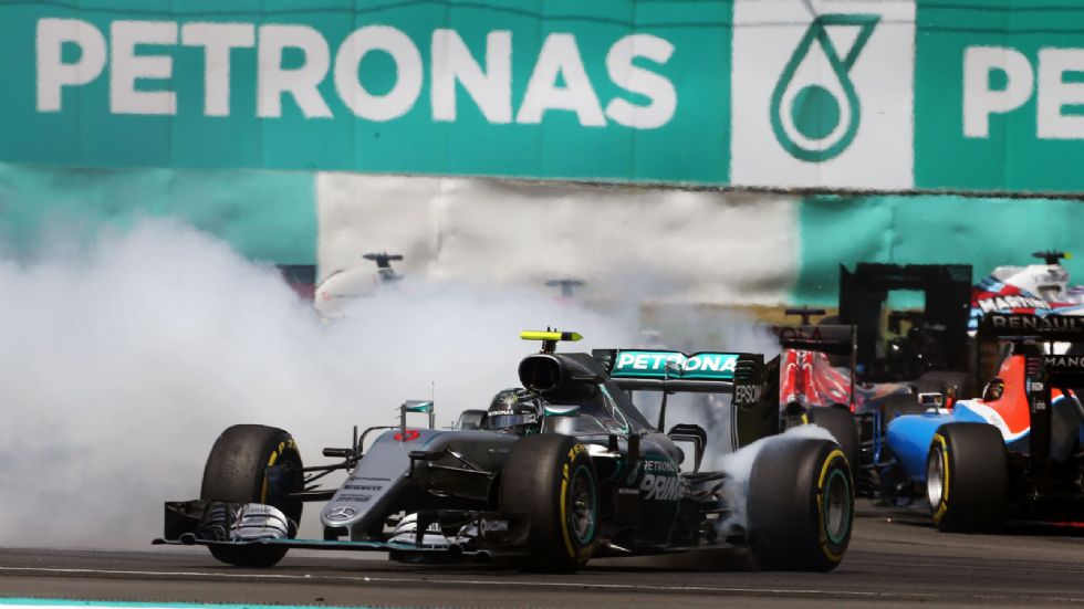 Η Ferrari του Vettel βρίσκει το πίσω μέρος της Mercedes του Rosberg, στέλνοντας τον Γερμανό σε περιστροφή και στην τελευταία θέση του αγώνα. 