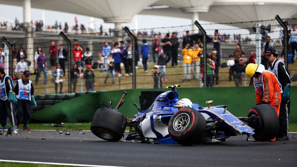 Το Q1 τελείωσε με δραματικό τρόπο, όταν η Sauber του Antonio Giovinazzi έπεσε στον τοίχο στην τελευταία στροφή, τη στιγμή που έπεφτε η καρό σημαία.