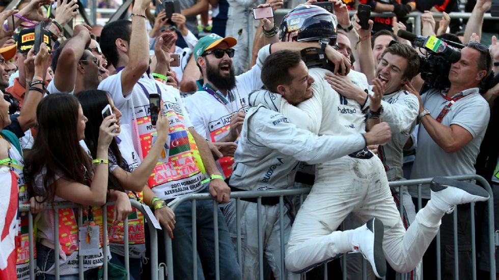 Τη νίκη του Ricciardo ίσως να επισκιάζει η 3η θέση του πρωτάρη Lance Stroll, ειδικά από τη στιγμή που η Williams ήταν 2η λίγα μέτρα πριν τη γραμμή του τερματισμού, όπου την πέρασε η Mercedes του Valtt