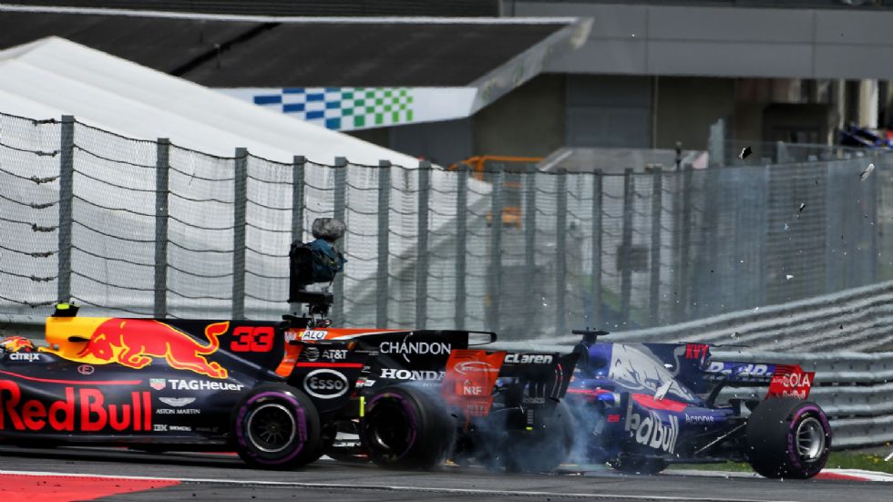 Στην 1η στροφή, ο Kvyat άργησε να πέσει στα φρένα, στέλνοντας την Toro Rosso πάνω στην McLaren του Alonso, που με τη σειρά του έφυγε προς την Red Bull του Verstappen. Οι δύο «αθώοι» οδηγοί εγκατέλειψα