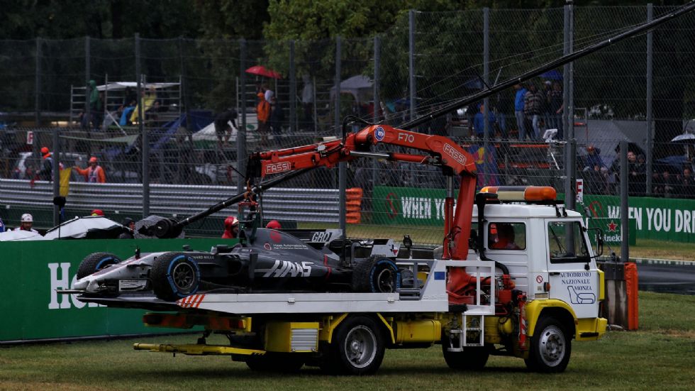 To ατύχημα του Romain Grosjean λόγω υδρολίσθησης έφερε την κόκκινη σημαία 4 μόλις λεπτά μετά την εκκίνηση. Πέρασαν 2 ώρες και 35 λεπτά μέχρι οι συνθήκες να επιτρέψουν την ασφαλή επανεκκίνηση της διαδι