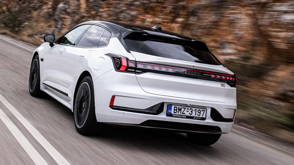 Ξεχωριστή είναι η εικόνα και του πίσω μέρους του Zeekr 001.