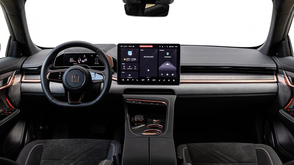 Όπως και στα υπόλοιπα μοντέλα της Zeekr, έτσι και το 001 χαρακτηρίζεται από την υψηλή ποιότητα κατασκευής και το πολυτελές φινίρισμα στο εσωτερικό του.