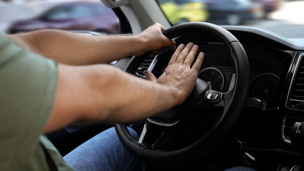 Βρίζουμε, κορνάρουμε & τρέχουμε: Τι λέει το Ευρωβαρόμετρο για τους Έλληνες οδηγούς