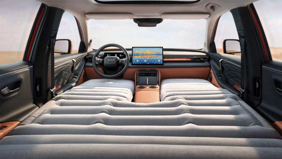 Στο AION V, όπου εδώ όλα τα καθίσματα μπορούν να αναδιπλωθούν και να σχηματίσουν μαζί με το δάπεδο του πορτ-μπαγκάζ ένα μεγάλο διπλό κρεββάτι.