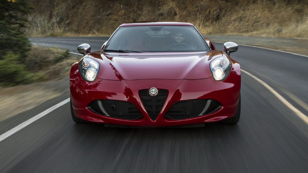 H Alfa Romeo 4C θα αντικατασταθεί από τη νέα Brera, όμως αντίθετα με εκείνη που στηριζόταν στην FWD 159, η νέα θα πάρει την πλατφόρμα της νέας Giulia. Θα είναι δηλαδή RWD, ενώ θα υπάρχουν και AWD εκδό