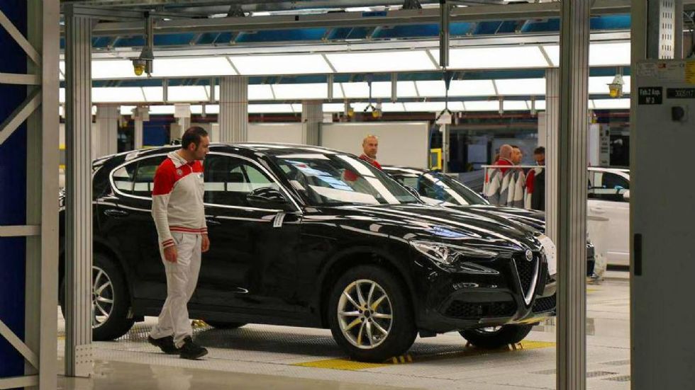 Οι «γήινες» Stelvio θα έχουν τις γνωστές από τη Giulia diesel εκδόσεις με το σύνολο των 2,2 λίτρων, που αποδίδει 150, 180 ή 210 ίππους στην έκδοση Veloce.