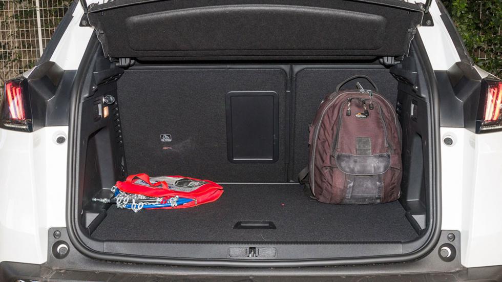 Κορυφαίο σε πλάτος πίσω καμπίνας στο segment, το Peugeot 3008 έχει αρκετά μεγάλο χώρο αποσκευών (520 λτ.).
