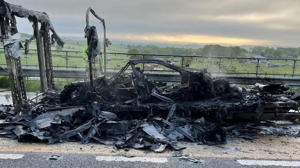 Στις φλόγες ένα από τα σπανιότερα hypercars στον κόσμο ένα Mercedes-AMG ONE