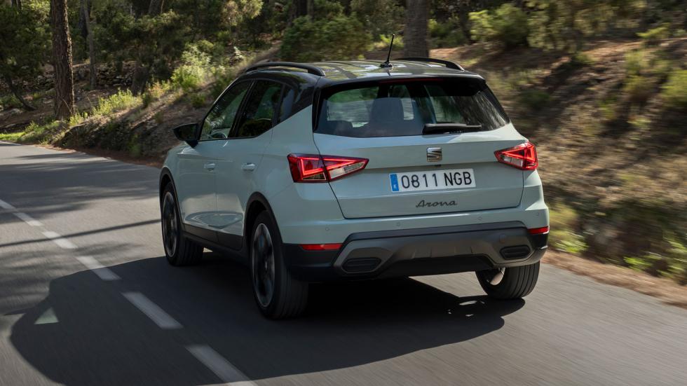 Η αυξημένη απόσταση από το έδαφος (17,4 εκ.) εξασφαλίζει πολύ καλή περιφερειακή ορατότητα στο SEAT Arona.