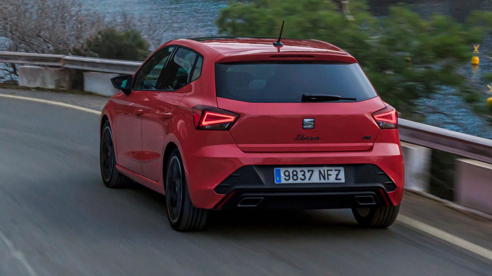 Η πιο σφιχτή ρύθμιση της ανάρτησης στις εκδόσεις FR ενισχύουν τον ούτως ή άλλως fun2drive χαρακτήρα του SEAT Ibiza.