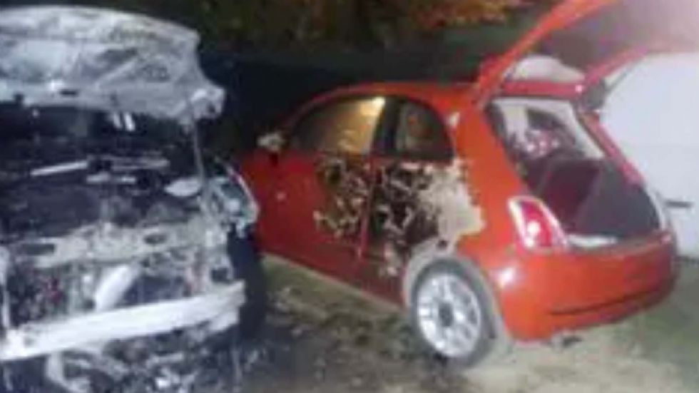 Ανήλικος στην Πάτρα έκαιγε αυτοκίνητα με τις κάλτσες του!