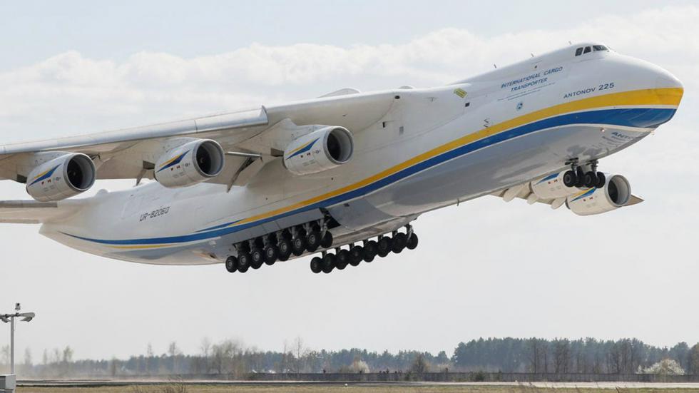 Το Antonov είναι το μεγαλύτερο αεροπλάνο στον κόσμο κατάλληλο για τη μεταφορά εμπορευμάτων.  