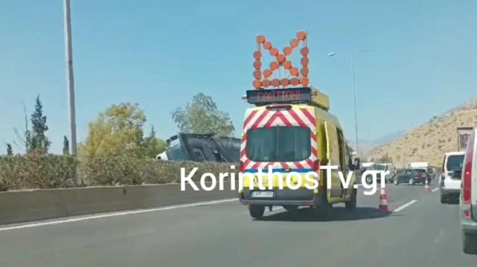 Σύγκρουση φορτηγών στην Αττική Οδό – Αυτοκίνητα έπεσαν στο δρόμο