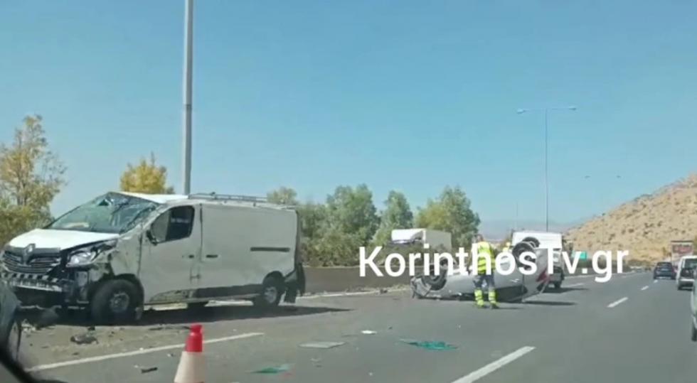 Σύγκρουση φορτηγών στην Αττική Οδό – Αυτοκίνητα έπεσαν στο δρόμο