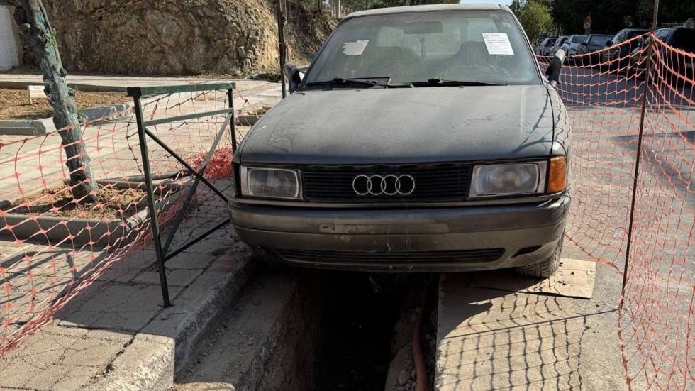 Ελλάδα: Δαιμόνιοι Έλληνες έσκαψαν «τούνελ» κάτω από παρατημένο Audi 80 στην Αθήνα χωρίς να το μετακινήσουν