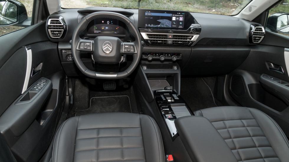 Καλύτερη ποιότητα κατασκευής έχει το εσωτερικό του Citroen C4, όπου οι σε ανώτερες εξοπλιστικές εκδόσεις δύο 10άρες οθόνες δημιουργούν ένα πολύ όμορφο και μοντέρνο σχεδιαστικό αποτέλεσμα.