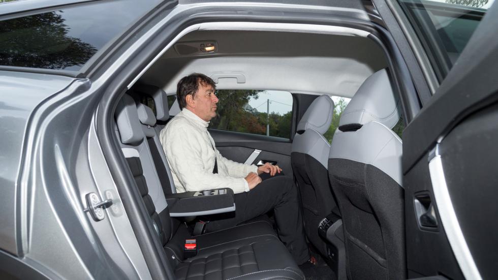 Ο μπόλικος «αέρας» για τα πόδια (17,5 εκ.) εξασφαλίζει καλή ευρυχωρία στους πίσω επιβάτες του Citroen C4.