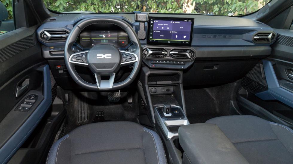 Το Duster είναι το πρώτο ever μοντέλο της Dacia με ψηφιακό πίνακα οργάνων, όμως δεν κάνει τη διαφορά ως το... πρώτο με μαλακά πλαστικά στην διακόσμηση του εσωτερικού.