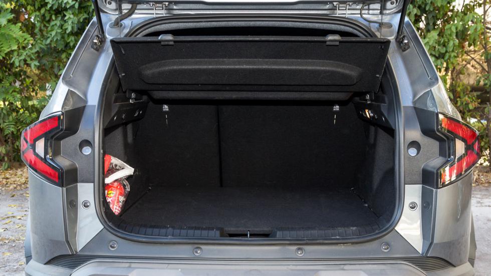 Τα 50 παραπάνω λίτρα στο πορτ-μπαγκάζ του Dacia Duster θα σου επιτρέψουν να βάλεις μία μικρή βαλίτσα καμπίνας αεροπλάνου και μία σχολική τσάντα παραπάνω.