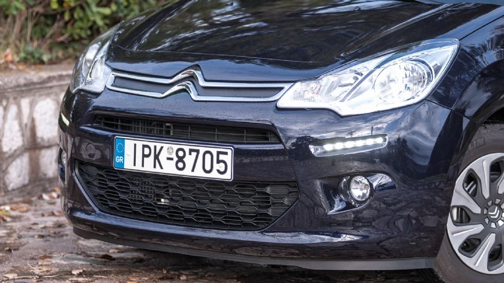 Στο Citroen C3 η μάσκα με το τονισμένο 
«λοχιόσημο»της Citroen, τα μεγάλα φανάρια και οι άφθονες καμπύλες, συνθέτουν ένα κομψό σύνολο.
