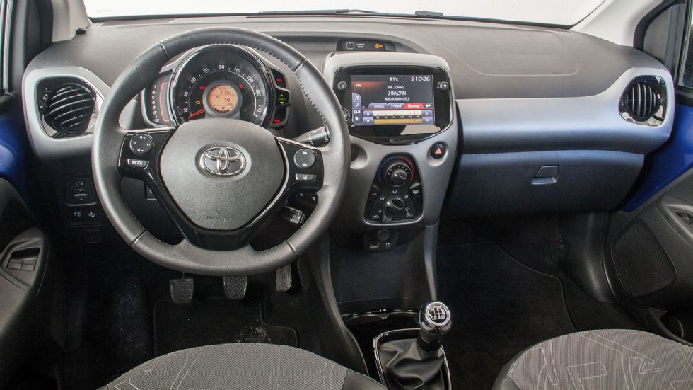 Γεροδεμένο και νεανικό το εσωτερικό του Toyota Aygo για το οποίο και προσφέρονται αρκετές δυνατότητες εξατομίκευσης και διασύνδεσης στις πιο πλούσιες εκδόσεις.