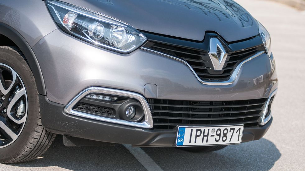 Το design του Captur χαρακτηρίζεται από τις καμπύλες και τη διχρωμία του αμαξώματος, με τις χρωμιωμένες επενδύσεις.