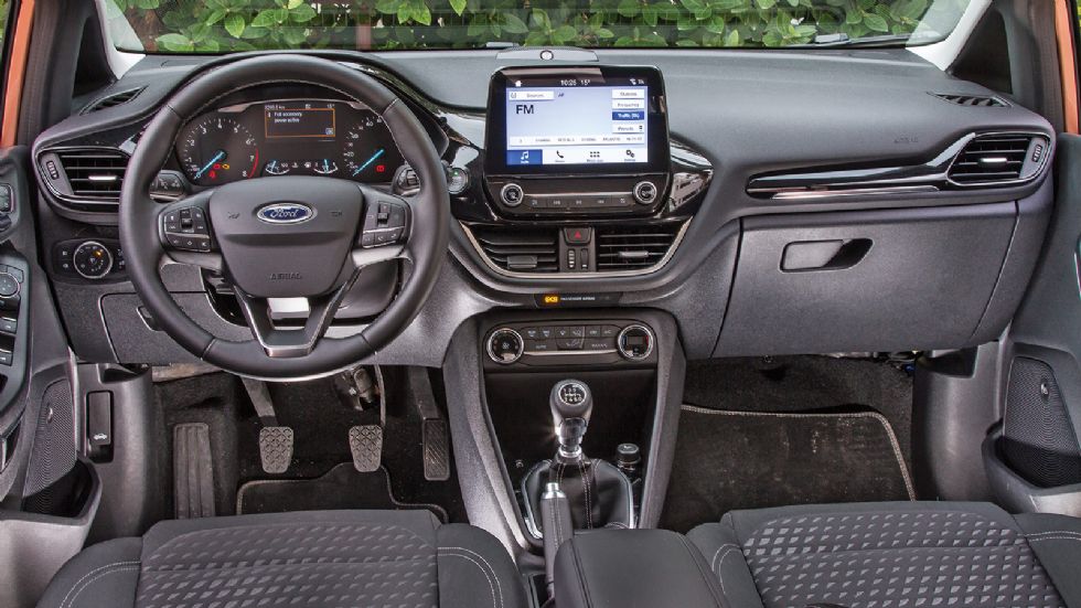 Πιο «μουντό» αλλά ευχάριστο αισθητικά είναι το ταμπλό του Ford 
Fiesta, με ευρεία χρήση μαλακού πλαστικού να αναβαθμίζει την ποιότητά του. 