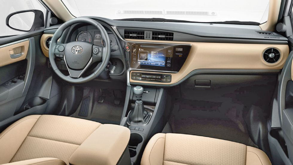 Το Corolla ακολουθεί τα σχεδιαστικά στοιχεία του Auris και στο εσωτερικό του και διακρίνεται για το υψηλό επίπεδο συναρμολόγησης που εμφανίζει εκεί.