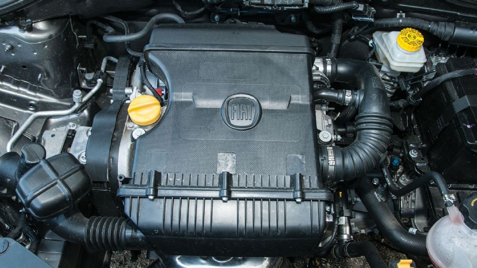 Ο 1,4 λίτρων κινητήρας του Fiat Tipo έχει το πάνω χέρι στις επιδόσεις, με τον πιο μικρό σε χωρητικότητα και απόδοση κινητήρα του 301, να προσφέρει χαμηλότερη κατανάλωση.
