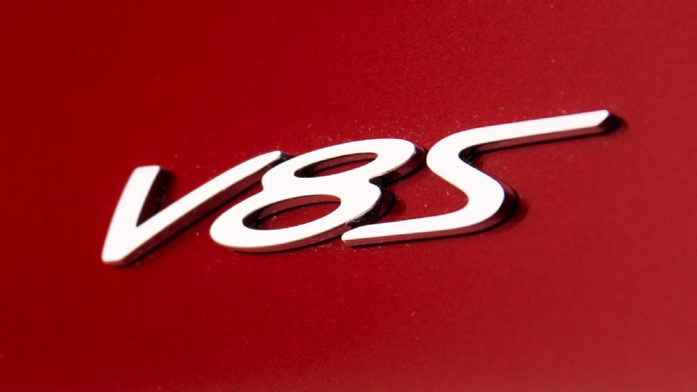 Στην έκδοση V8 S, το 0-100 χλμ./ώρα πραγματοποιείται σε 4,9 δλ., επίδοση καλύτερη κατά 0,3 δλ. από εκείνη της «βασικής» Flying Spur V8 των 507 ίππων. Η τελική ταχύτητα φτάνει στα 306 χλμ/ώρα.