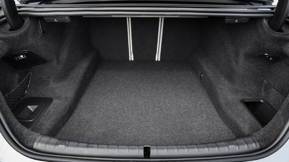 Ο χώρος αποσκευών της νέας BMW Σειρά 5 είναι στα 530 λίτρα.