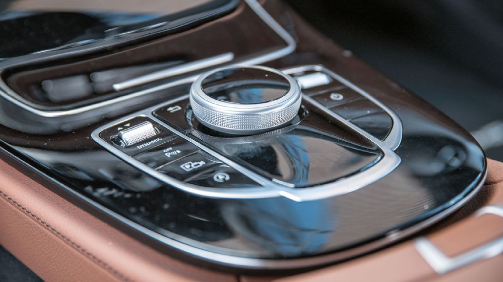 Το σύστημα COMAND της Mercedes (3) ελέγχει όλες τις παραμέτρους από τον περιστροφικό διακόπτη στην βάση της κονσόλας όπως και το αντίστοιχο σύστημα iDrive της BMW (4). 
