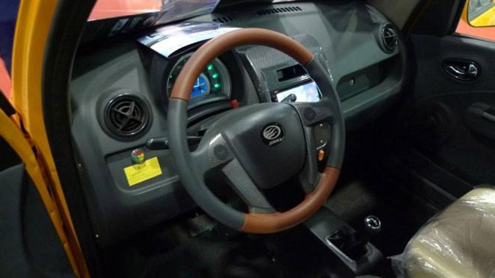 Το εσωτερικό δεν μοιάζει εμφανισιακά στο BMW i3. Μην πούμε καλύτερα για την ποιότητά του...