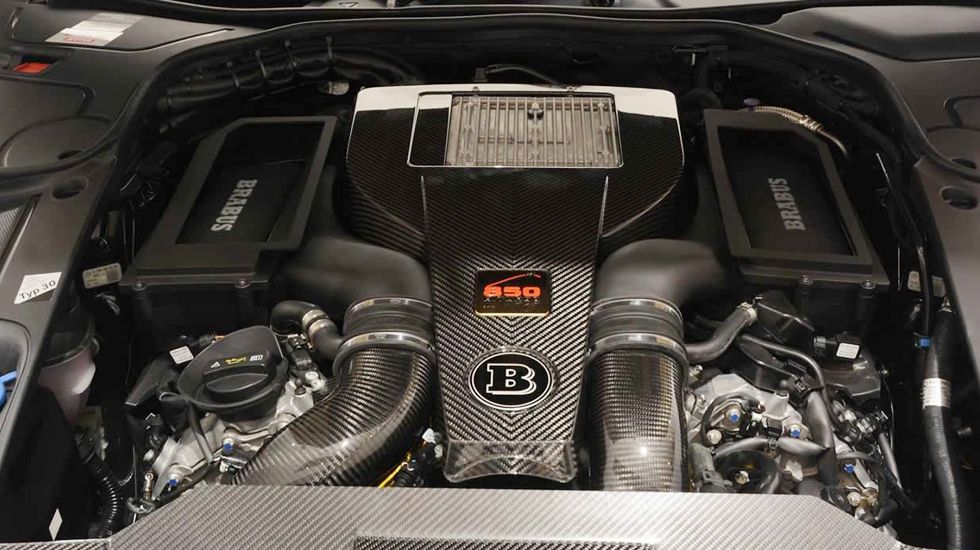 Το V8 μοτέρ των 5,5 λίτρων δεν αποδίδει 585 ίππους και 900 Nm όπως στην S63 AMG, αλλά έχει ισχύ 850 ίππων, ενώ η ροπή έχει σκαρφαλώσει μέχρι τα 1.450 Nm.