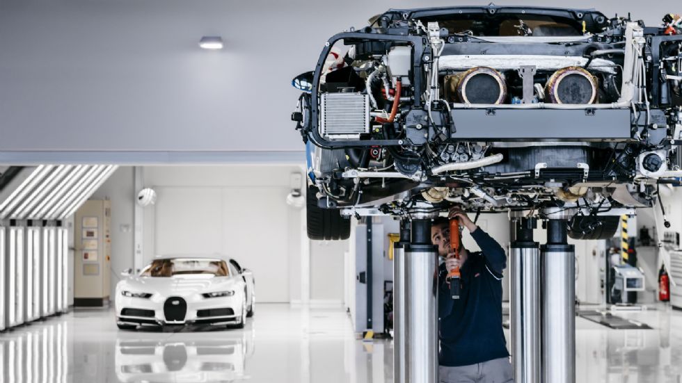 Από την παραγωγή λείπουν οι ιμάντες μεταφοράς και τα ρομπότ. Φέτος, μέχρι 70 μονάδες της Bugatti Chiron θα φτιαχτούν, με τις πρώτες να φτάνουν στους κατόχους τους στο ¼ του 2017.