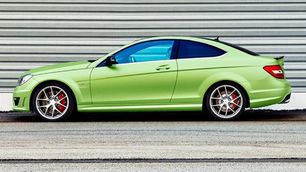 Η C63 AMG Coupe μας αποχαιρετά με αυτό το λαχανί χρώμα.