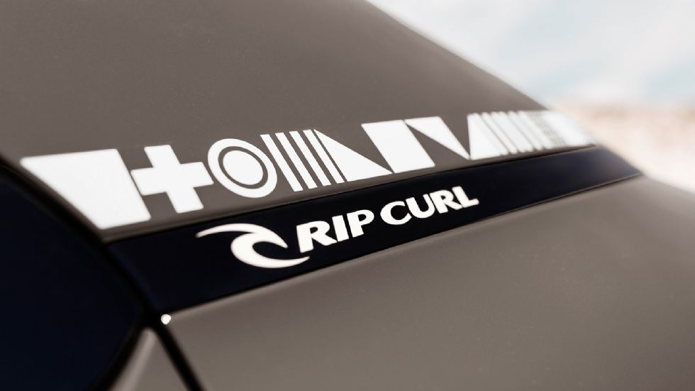 Τα ειδικά αυτοκόλλητα γραφικά και το λογότυπο της Rip Curl, τονίζουν την ιδιαιτερότητα της εν λόγω έκδοσης.