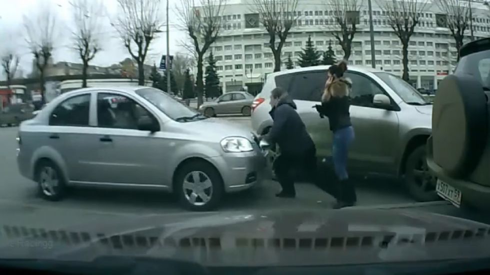 Αυτοκίνητα, την ώρα που «ξεφεύγουν».