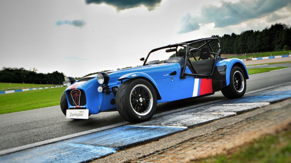 Tο Caterham Seven γιορτάζει τα 60α του γενέθλια, ενώ η πίστα Donington Park τα 40α. Δείτε τι προκύπτει όταν συνεργάζονται οι δύο θρύλοι του μηχανοκίνητου αθλητισμού του Ην. Βασιλείου…