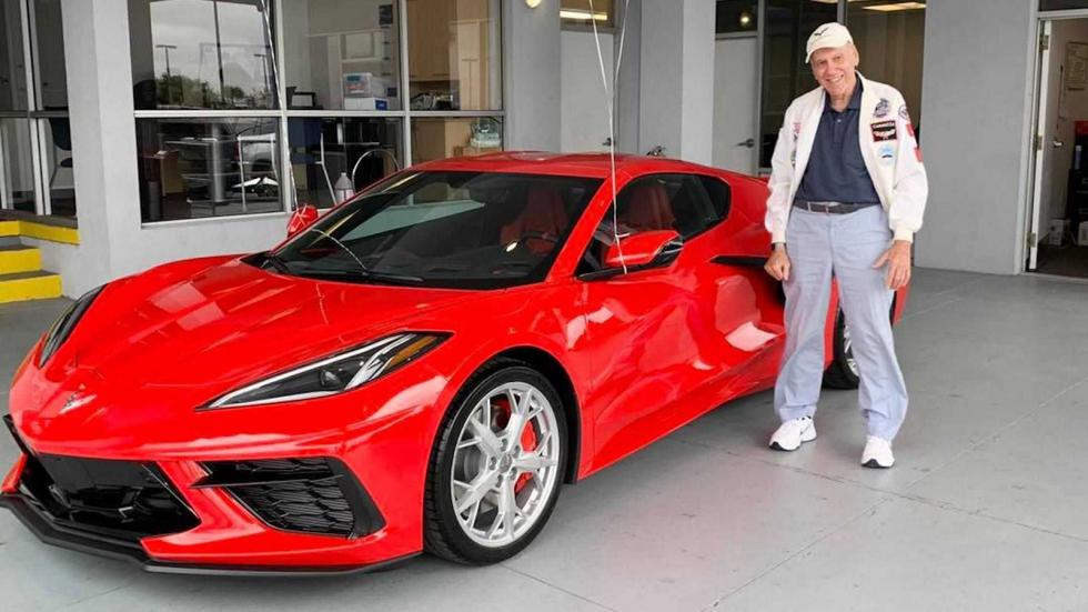 90χρονος αγόρασε Chevrolet Corvette C8 
