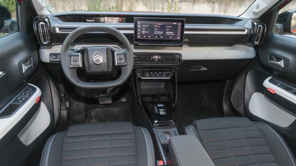 Το ταμπλό του Citroen C3 Aircross αποτελείται από σκληρά πλαστικά και ο διάκοσμος να είναι σχετικά λιτός, το φινίρισμα όμως είναι προσεγμένο και η συναρμογή στιβαρή. H οθόνη infotainment προστίθεται σ