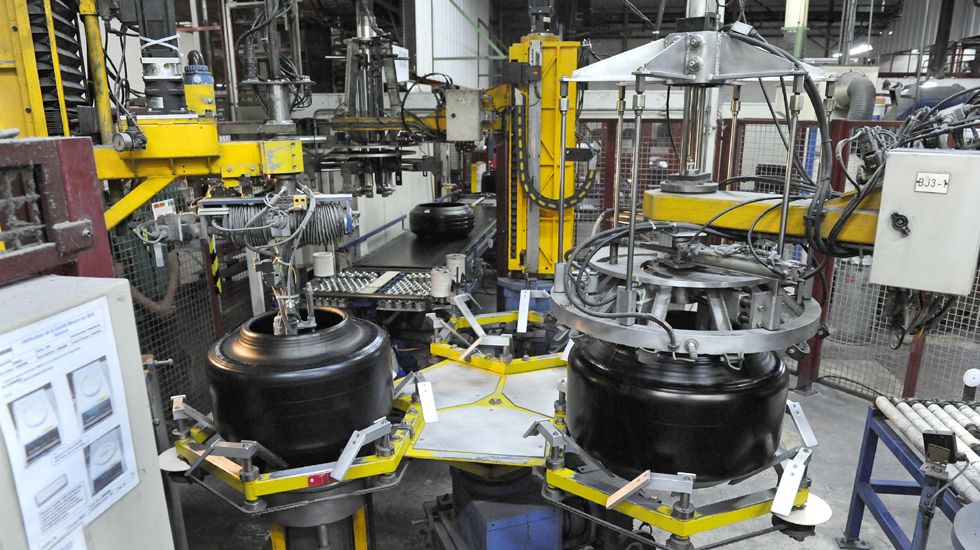 Στο εργοστάσιο της Michelin στο Cataroux κατασκευάζονται κυρίως τα ελαστικά υψηλών επιδόσεων και τα αγωνιστικά Michelin. Η ετήσια παραγωγή δεν υπερβαίνει τα 200.000 λάστιχα.